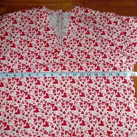 Womens Valentines printed V neck Scrub top Size Assumed a Medium - Picture 6 of 6